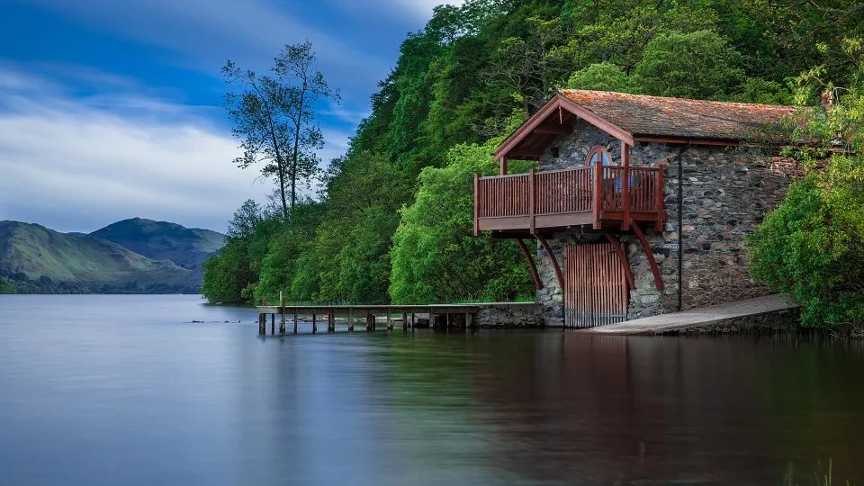 湖邊的小木屋